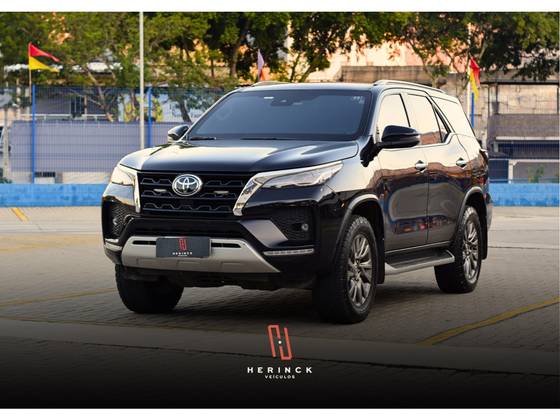 TOYOTA HILUX SW4 2.8 D-4D TURBO DIESEL SRX 7L 4X4 AUTOMÁTICO TOYOTA HILUX SW4 2.8 D-4D TURBO DIESEL SRX 7L 4X4 AUTOMÁTICO